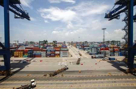 © Reuters. Containers are transported at Nansha port in Guangzhou