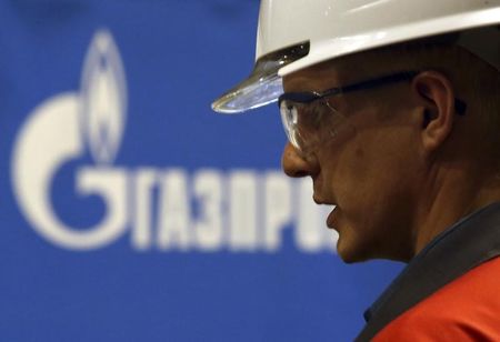 © Reuters. Рабочий на фоне логотипа Газпрома на заводе ОМК в Выксе