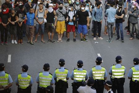 © Reuters. LA POLICE DE HONG KONG DÉGAGE LES BARRICADES