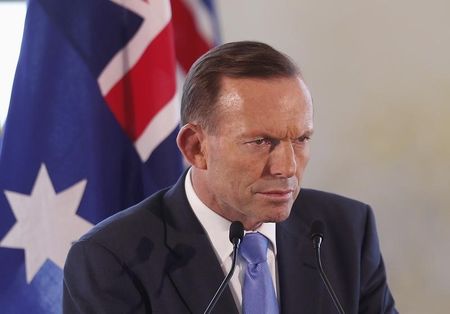 © Reuters. Australian Prime Minister Tony Abbott speaks at a joint news conference with his Malaysian counterpart Najib Razak during an official visit in Putrajaya