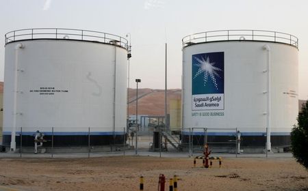 © Reuters. Нефтехранилища комплекса  Shaybah в пустыне Руб-эль-Хали