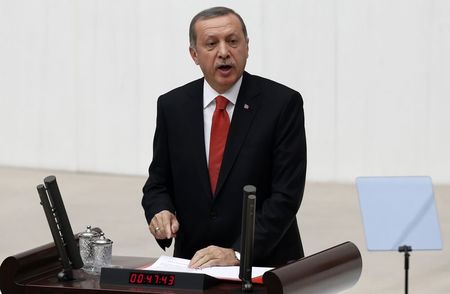 © Reuters. Turkey's President Tayyip Erdogan addresses the Turkish Parliament during a debate marking the reconvene of the parliament in Ankara