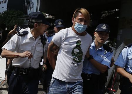 © Reuters. Enfrentamientos en Hong Kong entre manifestantes y grupos antiprotestas