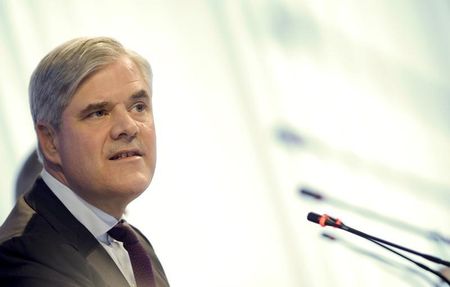 © Reuters. Board member of Bundesbank Dombret speaks during a news conference in Frankfurt