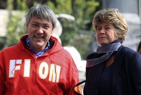 © Reuters. Il segretario della Fiom Maurizio Landini con Susanna Camusso numero uno della Cgil