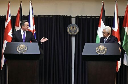 © Reuters. British Prime Minister Cameron gestures as he speaks during a joint news conference with Palestinian President Abbas in Bethlehem