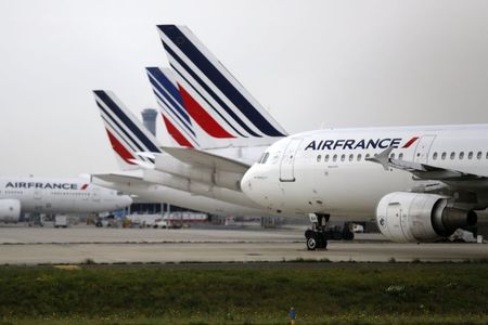 © Reuters. AIR FRANCE, DANS LE VERT À LA MI-SÉANCE