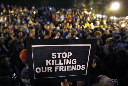 © Reuters. Manifestante ergue um cartaz durante um protesto na Universidade de St. Louis, no Estado do Missouri, EUA