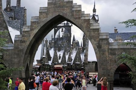 © Reuters. Vilarejo de Hogsmeade, do mundo mágico de Harry Potter, dentro do Universal Orlando Resort 