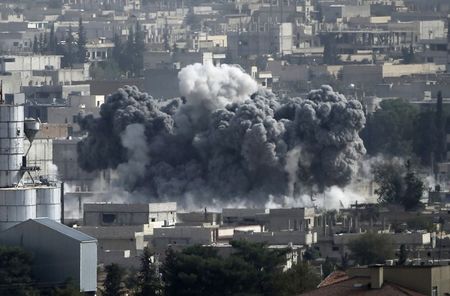 © Reuters. POURSUITE DES COMBATS DANS LA VILLE KURDE SYRIENNE DE KOBANI