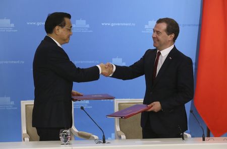 © Reuters. Russia's Prime Minister Dmitry Medvedev shakes hands with China's Premier Li Keqiang during a signing ceremony in Moscow