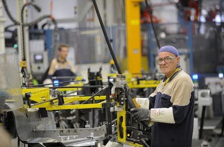 © Reuters. Alla catena di montaggio dello stabilimento Maserati di Grugliasco