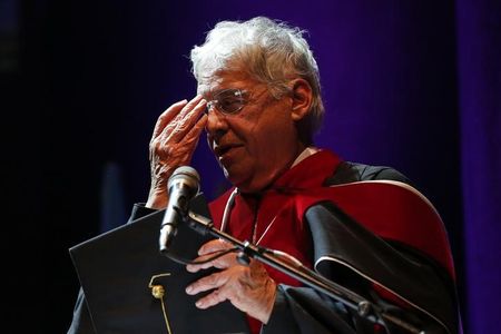 © Reuters. Fernando Henrique Cardoso adjusts his glasses after his cap fell off while he was delivering an acceptance speech for an honorary doctorate at Tel Aviv University