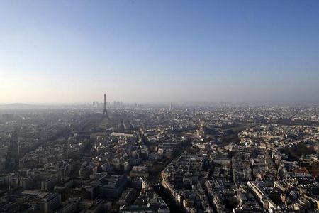 © Reuters. MANUEL VALLS MOBILISE DES FONDS POUR FINANCER LES TRANSPORTS DU GRAND PARIS