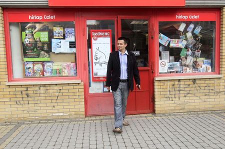 © Reuters. David Janiczak, mayor elect of the far-right Jobbik party in the northern Hungarian town Ozd, leaves a news stand in Ozd