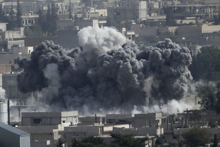 © Reuters. Fumaça na cidade sí­ria de Kobani, vista de perto da travessia de fronteira Turquia-Sí­ria