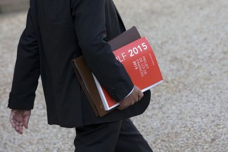 © Reuters. MICHEL SAPIN OUVRE LA PORTE À UNE MODIFICATION DU BUDGET 2015