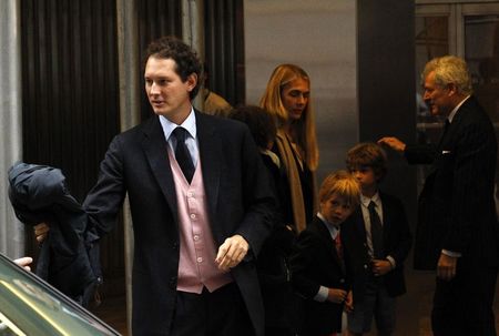 © Reuters. John Elkann, chairman of Fiat Chrysler Automobiles, arrives to ring the closing bell to celebrate the company's listing at the New York Stock Exchange