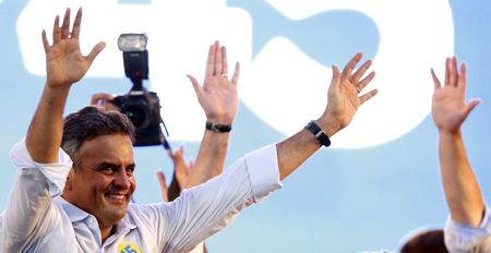 © Reuters.  Brazil's Social Democratic Party presidential candidate Neves waves as he attends a campaign rally in Curitiba