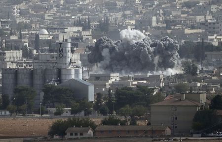 © Reuters. Smoke rises from the Syrian town of Kobani, seen from near the Mursitpinar border crossing