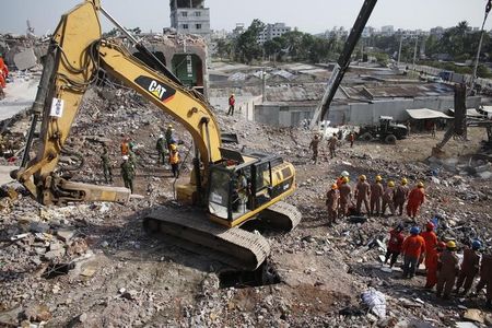 © Reuters. Rescue workers attempt to find survivors from the rubble of the collapsed Rana Plaza building in Savar