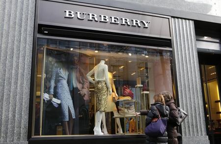 © Reuters. BURBERRY PRÉSENTE DES PERFORMANCES CONFORMES AUX ATTENTES