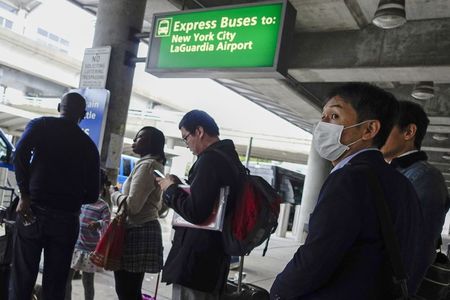 © Reuters. EEUU aplica controles más estrictos contra el ébola en aeropuerto de Nueva York