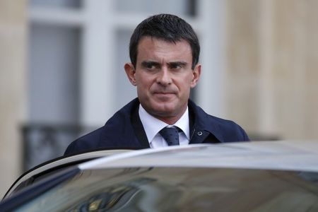 © Reuters. French Prime Minister Manuel Valls leaves after a meeting on  Ebola at the Elysee Palace in Paris