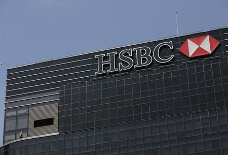 © Reuters. General view of the logo of HSBC Bank on an office building in Mexico City