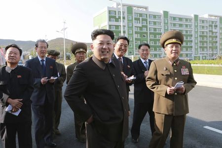 © Reuters. Kim Jong aparece en público por primera vez desde comienzos de septiembre