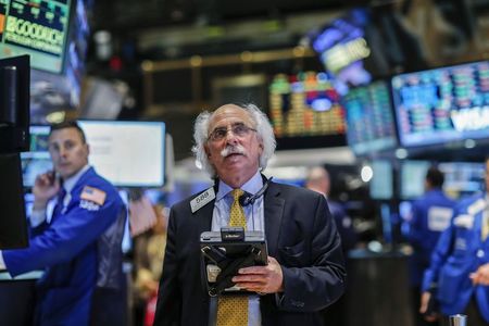 © Reuters. Traders work on the floor of the New York Stock Exchange