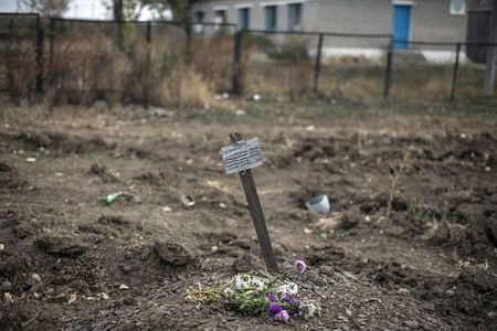 © Reuters. Захоронение, по данным пророссийских сепаратистов, с пятью телами в Нижней Крынке, Украина