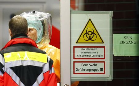 © Reuters. Equipe médica se prepara para receber um paciente infectado pelo vírus Ebola em um hospital universitário de Frankfurt, na Alemanha 