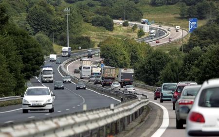 © Reuters. MANUEL VALLS EXCLUT LA GRATUITÉ DES AUTOROUTES LE WEEK-END PROPOSÉE PAR SÉGOLÈNE ROYAL