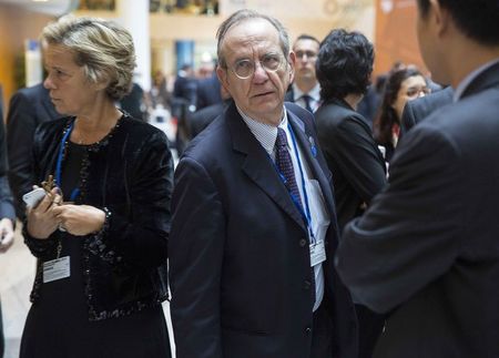 © Reuters. Italy's Minister of Economy and Finance Carlo Padoan arrives for the G-20 Finance Ministers Meeting during the World Bank/IMF Annual Meeting