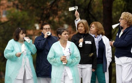 © Reuters. La paciente española con ébola está grave pero mejora levemente