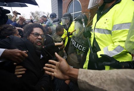 © Reuters. Ativista é derrubado durante confusão com a polícia em um protesto em Ferguson, no Estado do Missouri, EUA