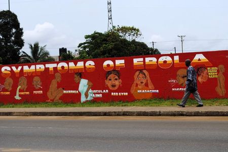 © Reuters. L’ÉPIDÉMIE DE FIÈVRE EBOLA CONTINUE DE PROGRESSER