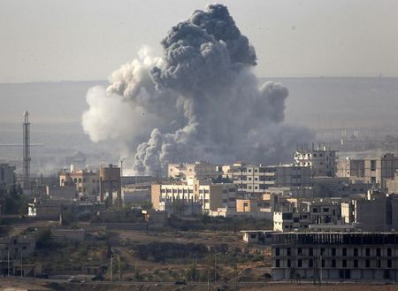 © Reuters. Fuerzas lideradas por EEUU realizan 21 ataques aéreos cerca de Kobani, Siria: Ejército