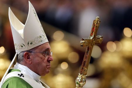 © Reuters. Papa Francisco durante missa domingo no Vaticano