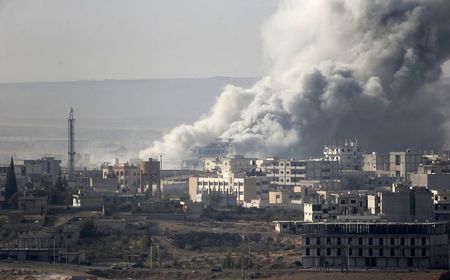 © Reuters. تكثيف الغارات الجوية على الدولة الإسلامية والصراع السوري يهدد استقرار تركيا