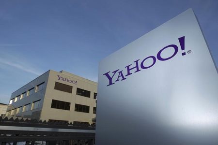 © Reuters. A Yahoo logo is pictured in front of a building in Rolle