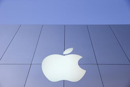 © Reuters. An Apple logo is seen during Black Friday in San Francisco