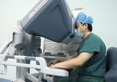 © Reuters. A doctor operates on a patient with a surgical robot in Hefei