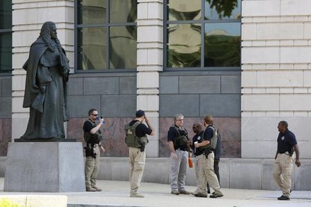 © Reuters. U.S. Federal Marshals patrol outside the U.S. federal courthouse in Washington