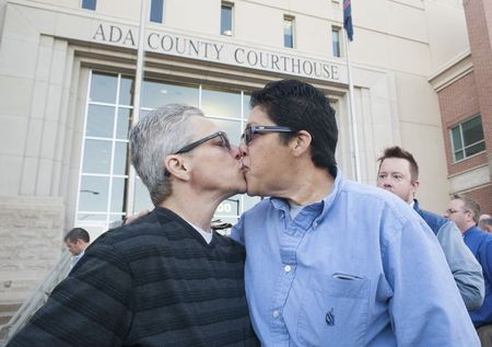 © Reuters. Jody and Maria May-Chang greet as couples gather at the Ada County Courthouse to apply for same-sex marriage licenses in Boise