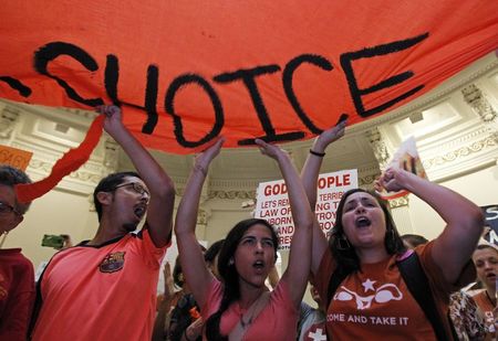 © Reuters. Protesters rally in the rotunda of the State Capitol as the state Senate meets to consider legislation restricting abortion rights in Austin