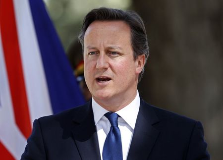 © Reuters. British Prime Minister Cameron speaks during a news conference in Kabul