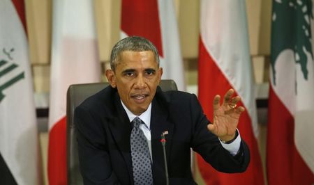 © Reuters. U.S. President Obama speaks at a meeting with more than 20 foreign defense chiefs to discuss the coalition efforts in the ongoing campaign against ISIL at Joint Base Andrews in Washington