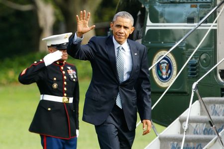 © Reuters. U.S. President Obama waves as he arrives via Marine One helicopter at the White House in Washington